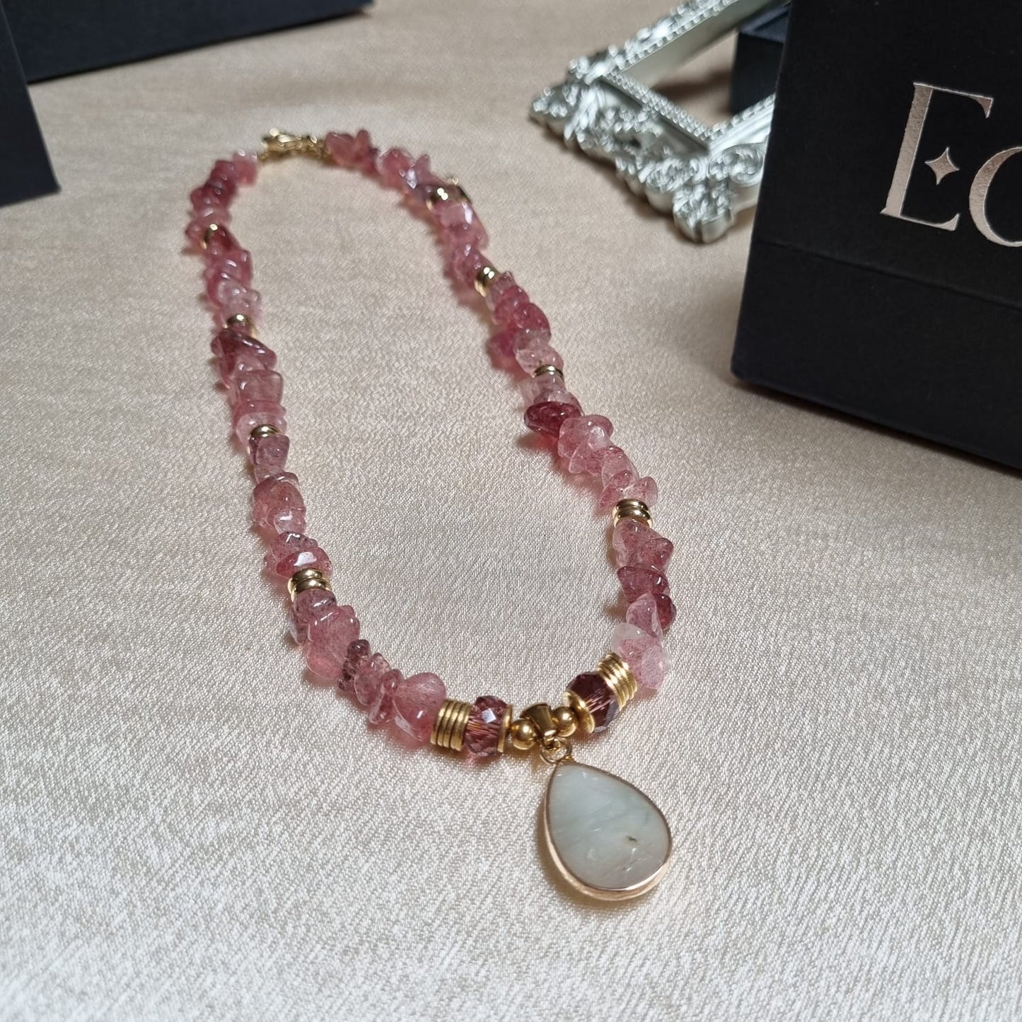 Collar Lagrima Rosa - cuarzo y turquesa blanca